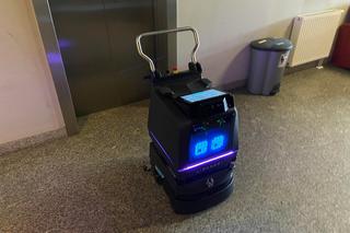 Przyszłość jest teraz? Robot zajmuje się sprzątaniem w łódzkiej uczelni