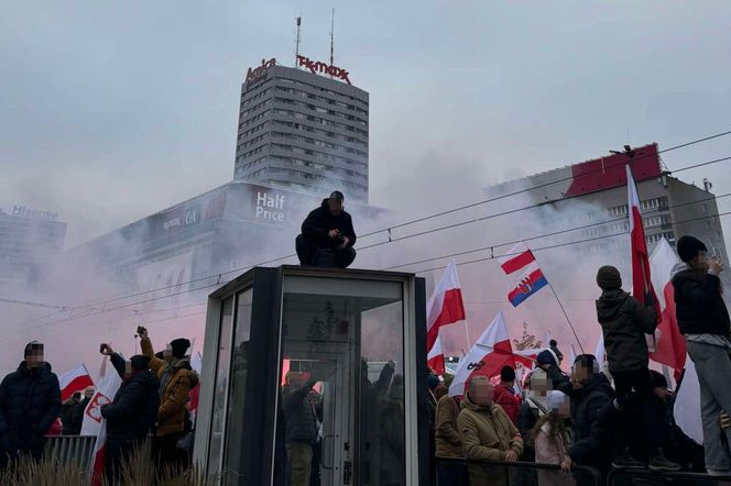 Marsz Niepodległości w Warszawie. Policja zatrzymała pierwsze osoby. Zabezpieczyli pałki teleskopowe i kastety