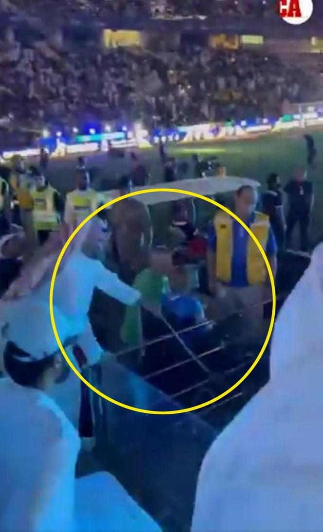 Piłkarz zaatakowany biczem przez kibica. Dantejskie sceny na stadionie. Nagranie mrozi krew [WIDEO]