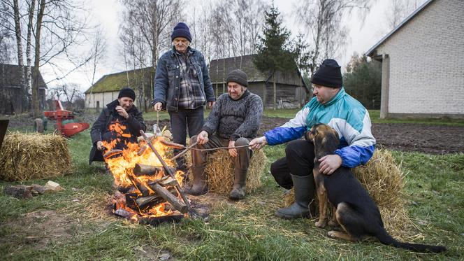 Rolnicy. Podlasie. Gienek i Andrzej organizują ognisko. Emilka testuje nową inwestycję [ZDJĘCIA]