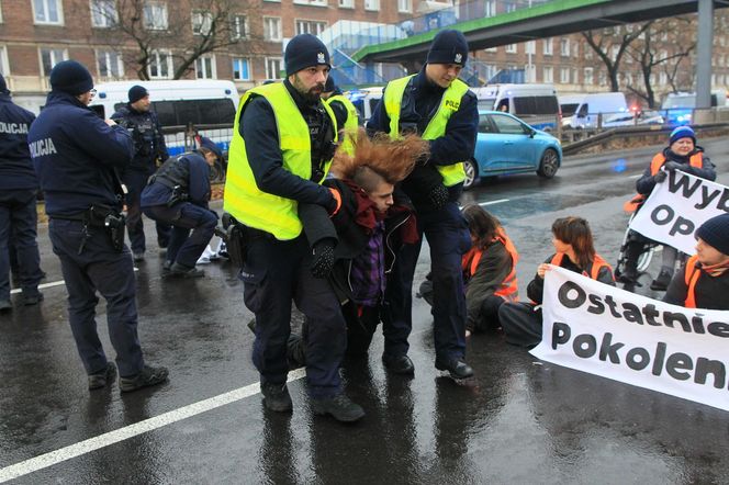 Ostatnie Pokolenie zablokowało Wisłostradę. Furia kierowców. Matka chorego dziecka błagała o przejazd