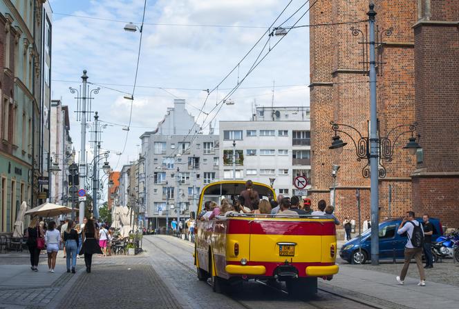 Kultowy autobus kabrio wyjedzie na ulice Wrocławia. Fredruś to unikat!