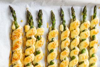 Szparagi w cieście francuskim – jak zrobić szparagi pieczone w delikatnym cieście?