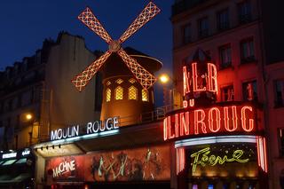Francuskie Moulin Rouge nie pokaże już półnagiej tancerki z pytonami