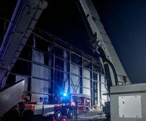 Kawle. Strażacy usuwają zniszczenia po pożarze hali przetwórstwa drobiu. W akcji robot gaśniczy i drony