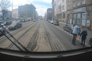 Zatrzymał tramwaj, ściągnął staruszkę z torów i się nią zaopiekował 