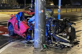 Kierujący sportowym BMW uderzył w słup tramwajowy w Warszawie. Dwie osoby ranne