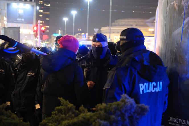 Policjanci zatrzymali uczestnika protestu kobiet