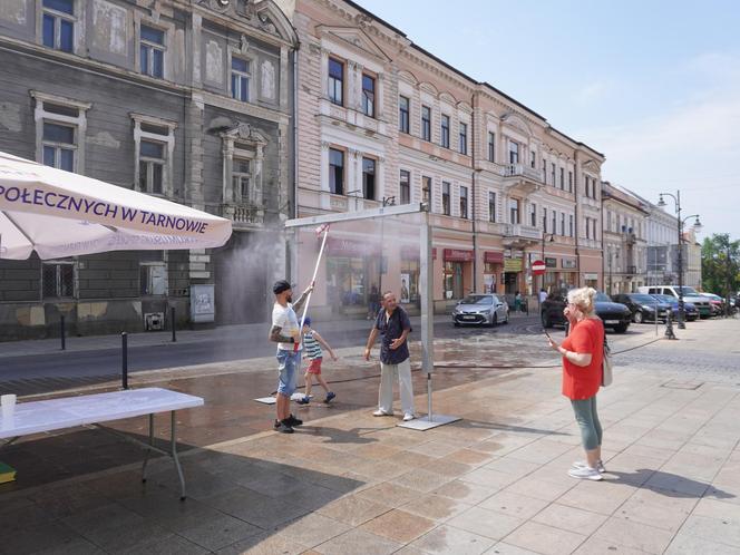 Tarnów walczy z falą upałów. Na ulicach rozdawana jest woda, stanęły również kurtyny wodne