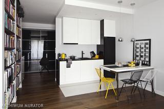 Żółte detale w minimalistycznej kuchni