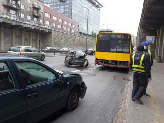 Dwie osobówki i autobus zderzyły się na Trasie Łazienkowskiej. Kierowca uciekł!