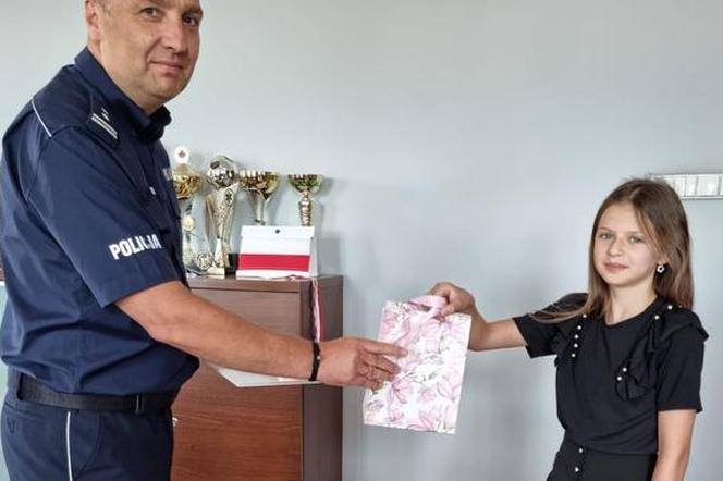 10-letnia Julka z Leszna oddała znaleziony na ulicy portfel. Dostała od policji gratulacje i... voucher do kina