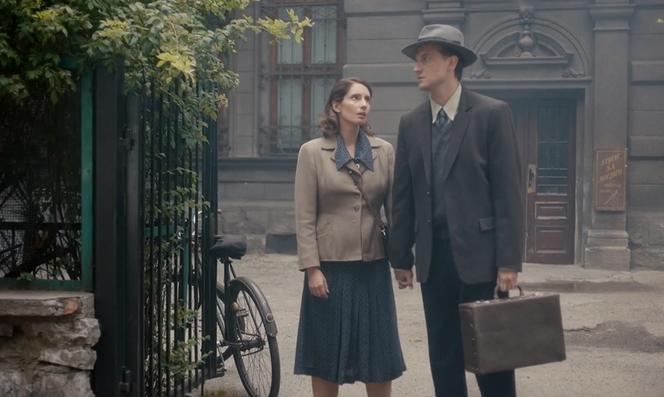 Wojenne dziewczyny 5 odc. 54. Andrzej Janowski (Sebastian Jasnoch), Marysia (Aleksandra Pisula)