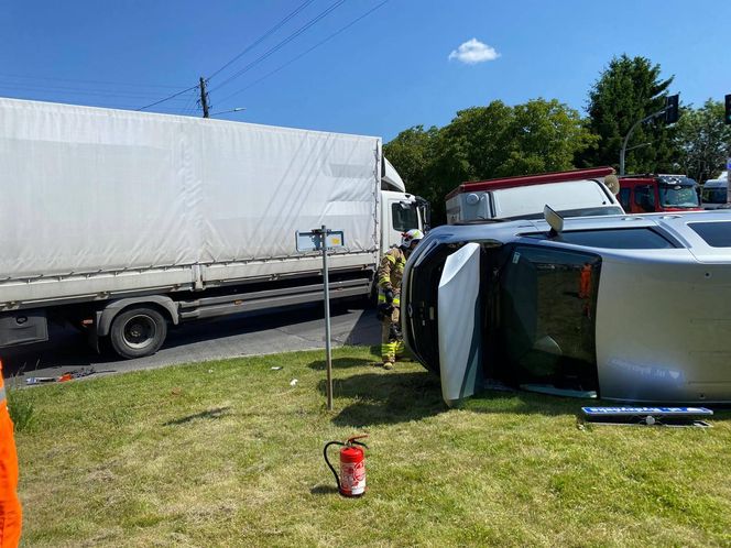 Zablokowana DK 12 w Kąkolewie koło Leszna. Po kolizji z udziałem dwóch samochodów
