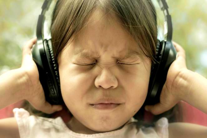 Dziecko w słuchawkach – dlaczego niektóre maluchy muszą je nosić? 