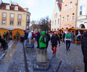 Bieg Mikołajów w Olsztynie. Około 400 osób pobiegło w charytatywnym celu [ZDJĘCIA]