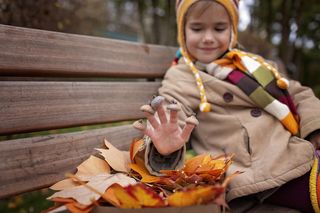 Jesienne zabawy, które wspierają naukę. Ekspert tłumaczy, o czym pamiętać