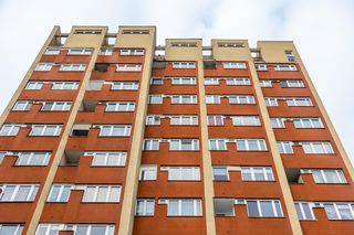 Tajemniczy blok dla samotnych. Huczne imprezy i plotki o sedesach na elewacji!