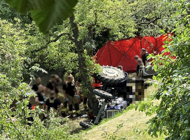 Zginął pod traktorem w centrum Warszawy. Pojazd spadł ze skarpy i przygniótł mężczyznę