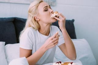 Samotni jedzą więcej! Tak działa ludzki mózg - wykazali naukowcy