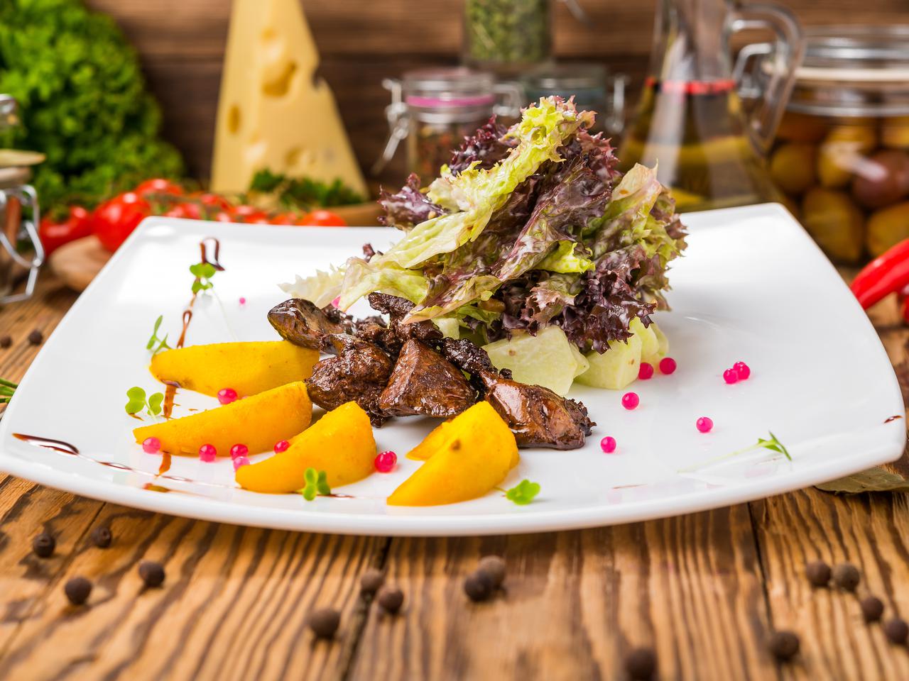 Wątróbka na liściach sałaty - prosty przepis na zdrowe danie