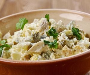 Uwielbiam połączenie śledzia z korzennymi przyprawami i ananasem. To danie zawsze robi furorę wśród gości