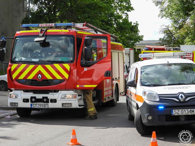Pożar i wybuchy w mieszkaniu bloku w Tychach