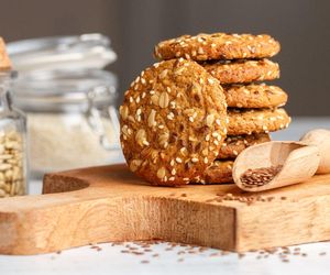 Z płatków owsianych i sezamu piekę znakomite ciasteczka. Są idealne do kawy i na deser 