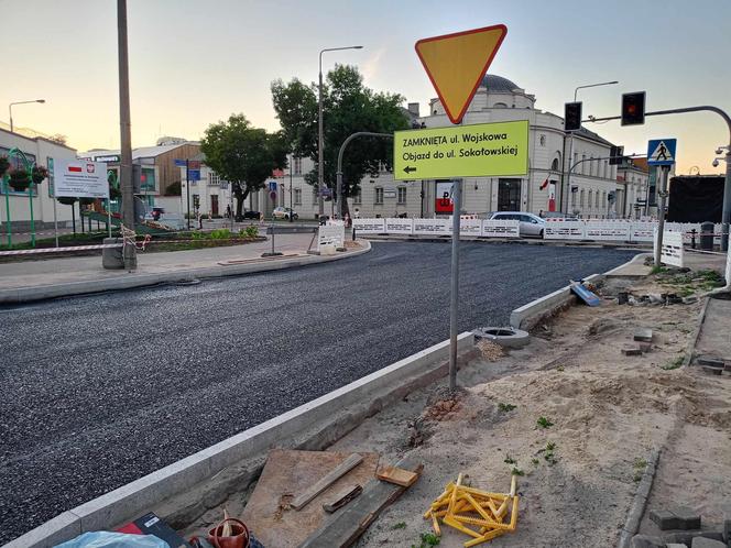 Na ul. Armii Krajowej powstaje już nowa nawierzchnia. Jej skrzyżowanie z ulicami Wojskową i Piłsudskiego zostanie zamknięte na kilka dni.