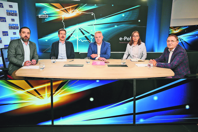 Odnawialne Źródła Energii. Przyszłość fotowoltaiki i farm wiatrowych zdjęcie główne