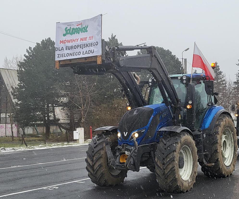 Traktor na drodze - strajk rolników