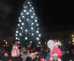 Orszak Świętego Mikołaja i choinka w Rynku w Kielcach