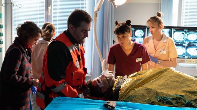 Na dobre i na złe, odc. 740. Marcin (Filip Bobek), Julka (Aleksandra Hamkało), Wera (Magdalena Celmer)