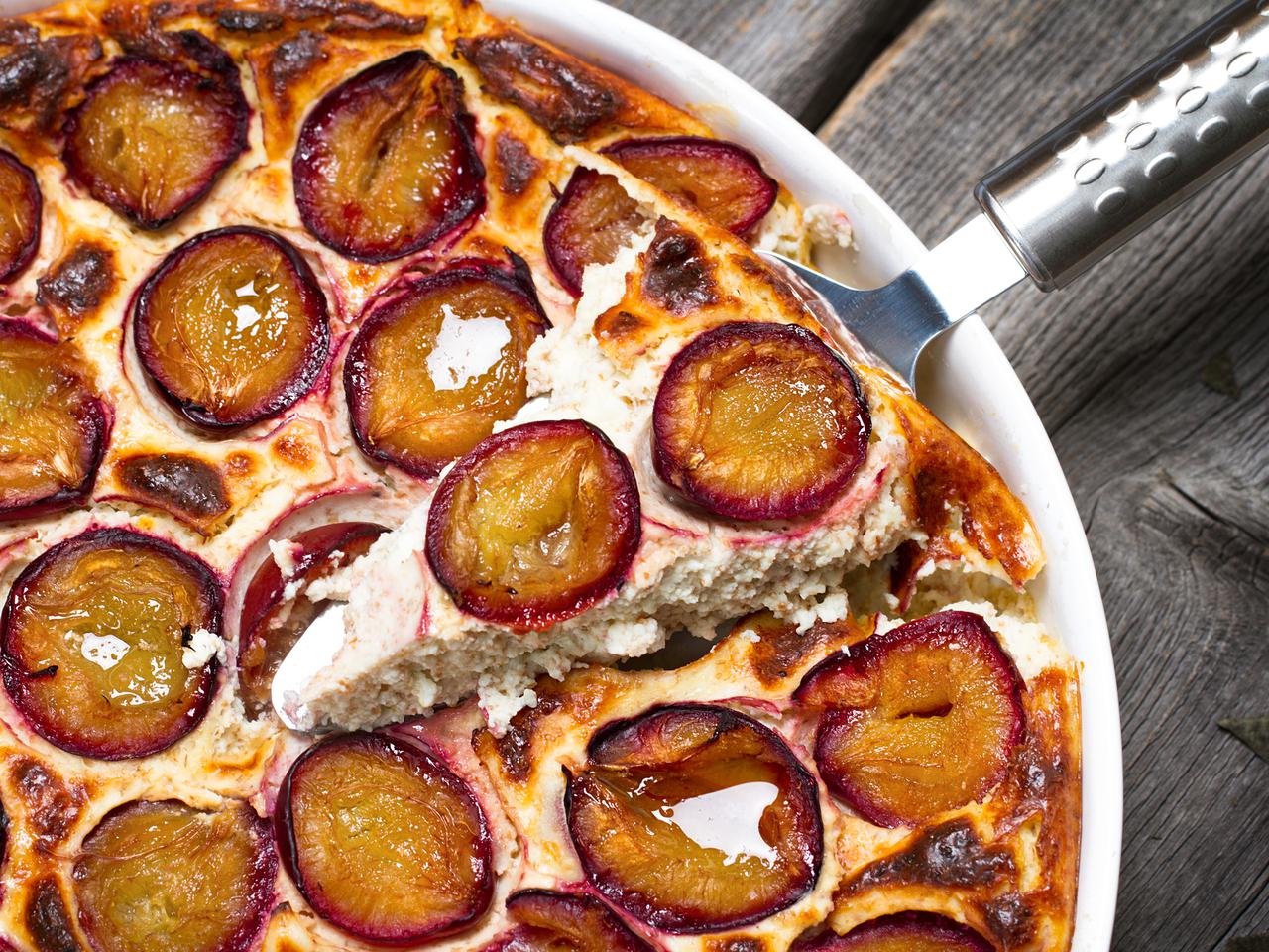 Sernik z ricottą i śliwkami: delikatny, puszysty, kremowy