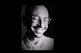 Chester Bennington w teledysku One More Light (zwieR.Z. Remix)