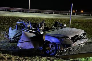 Zjechał z S8 i huknął w drzewo. Nie żyją dwie osoby