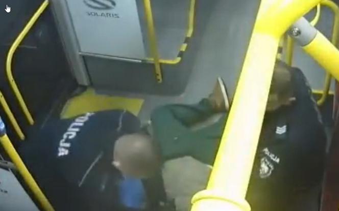 Dramatyczna akcja policji, w autobusie reanimowali mężczyznę