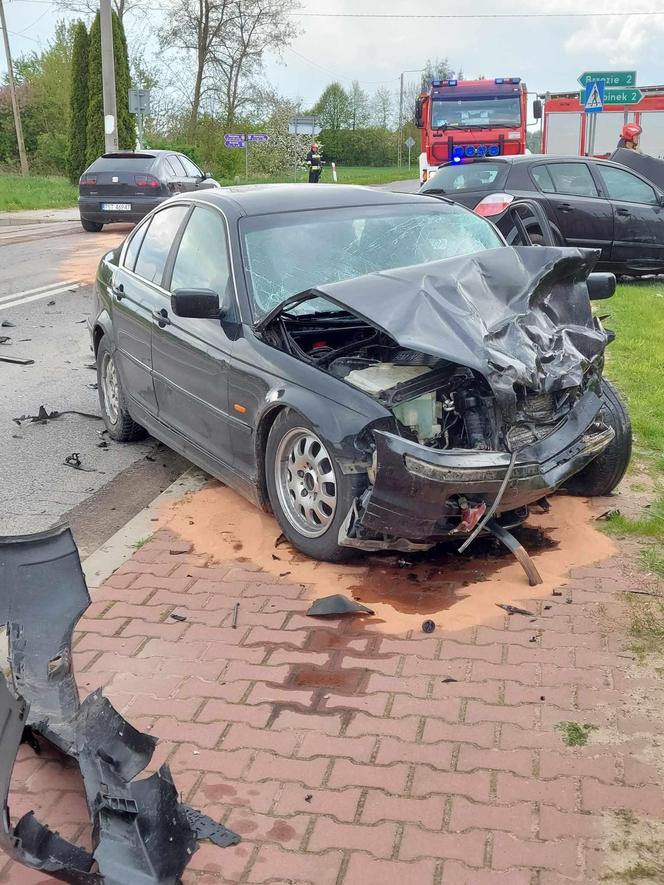 Czołowe zderzenie BMW i Opla w Szerzawach