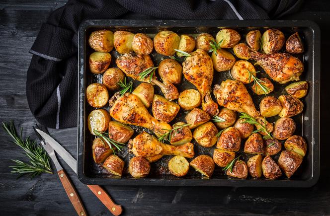 MIEJSCE 7: Pałki kurczaka i młode ziemniaki w piekarniku: łatwy przepis na letni obiad