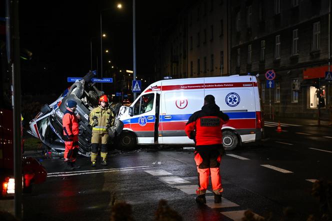 Poważny wypadek dwóch karetek w centrum Krakowa. Jeden kierowca w szpitalu [ZDJĘCIA]