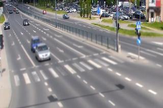 Wjechał w barierki i uciekł! Groźne zdarzenie drogowe w centrum Olsztyna! [WIDEO]