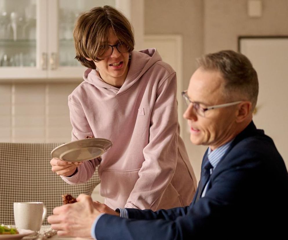 Na Wspólnej, odcinek 3794: Szokujący zwrot u Cieślików! Kajtek znienawidzi Damiana i stanie po stronie Moniki - ZDJĘCIA