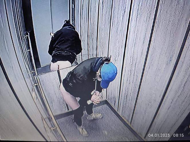 Jastrzębie-Zdrój: kobieta zostawiła w windzie śmierdzącą niespodziankę. Wszystko zarejestrowały kamery