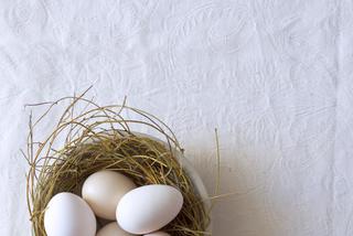 Barwienie jajek wielkanocnych. Naturalne barwniki do pisanek i wzory w stylu eko