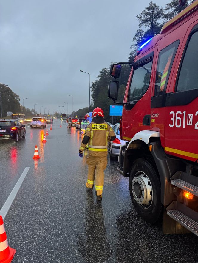 Karambol na zjeździe do centrum Tarnowa. Zderzyło się pięć samochodów, są ranni