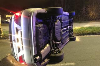 Groźne zdarzenia na ul. Pstrowskiego w Olsztynie. Auto przewróciło się na bok [ZDJĘCIA]