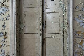 Opuszczony szpital wojskowy na Podkarpaciu. Sceneria jak z horroru