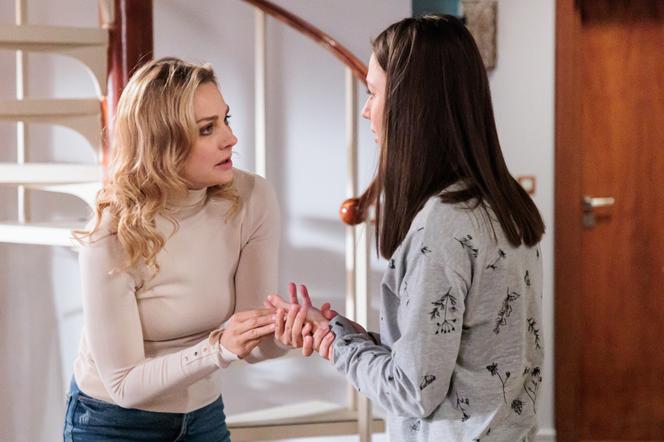 Na Wspólnej odc. 3566. Zuza Hoffer (Małgorzata Socha), Ula (Julia Jurek)