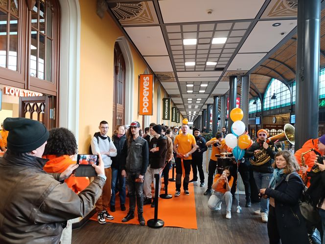 Popeyes na Dworcu Głównym we Wrocławiu otwarty! Spora kolejka, muzyka na żywo i darmowy kurczak