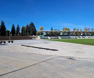 Budowa stadionu w Starachowicach. Na murawie już zielono